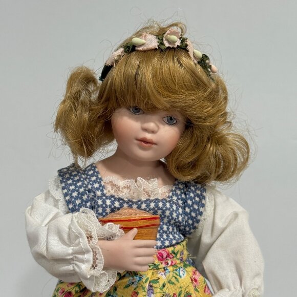 Danbury Mint Goldilocks Porcelain Doll Storybook Collection Bowl Stand Box 8.5" - Picture 2 of 15